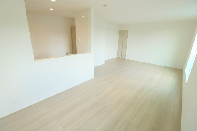 【居間・リビング】 | 川越市砂新田3丁目　新築一戸建住宅　全1棟　(ふじみ野店) | 作業中もお子様の様子を見守れる対面式キッチンを採用しています。