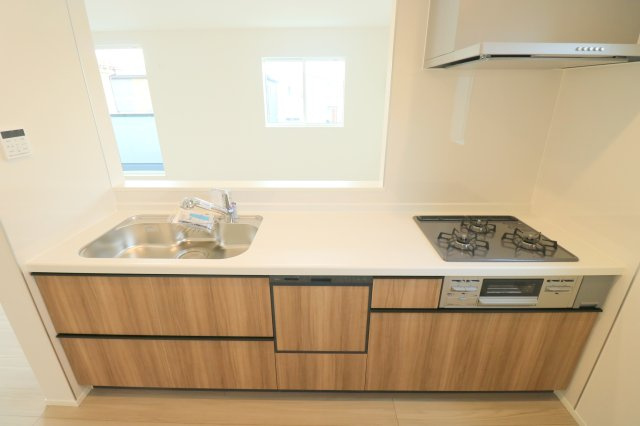 【キッチン】 | 川越市砂新田3丁目　新築一戸建住宅　全1棟　(ふじみ野店) | 家事の負担を減らす食洗機付き！忙しい子育て世帯を応援する快適な設備仕様です。
キッチン横には食材の買い置きに嬉しいパントリーもございます！