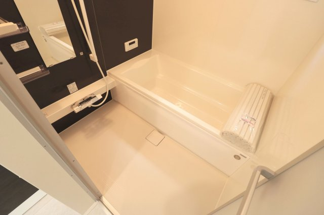 【浴室】 | 川越市砂新田3丁目　新築一戸建住宅　全1棟　(ふじみ野店) | 1日の疲れを癒すバスルーム。
広々1坪サイズで親子のコミュニケーションもしっかりと取れます。