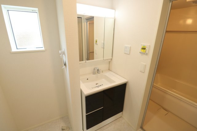 【独立洗面台】 | 川越市砂新田3丁目　新築一戸建住宅　全1棟　(ふじみ野店) | 洗面台には大きく見やすい三面鏡が付いているので、身支度がスムーズに行えます。