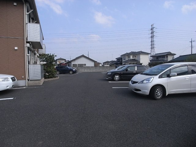 クールプレーヌBの駐車場