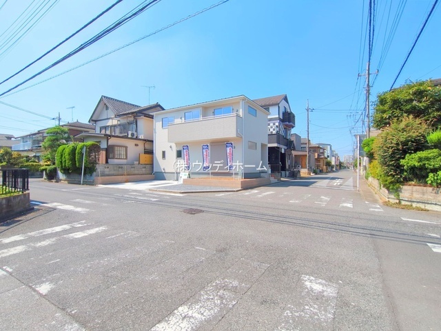 越谷市弥十郎2期　新築一戸建ての前面道路含む現地写真