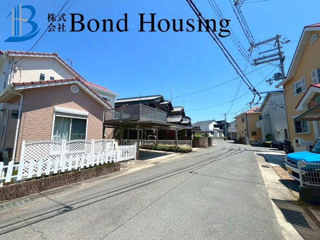 お車2台駐車可・お庭のある良質中古戸建　二見町東二見の前面道路含む現地写真