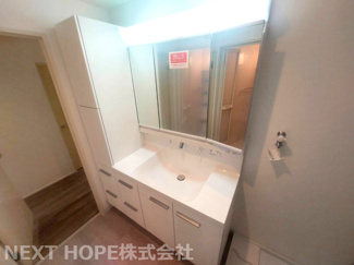 【独立洗面台】 | シティパーク武庫之荘 | 新品の大きな洗面化粧台です♪シャワー水栓で使い勝手も良いです！鏡は三面鏡になっております！収納も豊富です！！