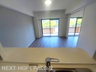 【居間・リビング】 | シティパーク武庫之荘 | キッチンからリビングを見渡せます♪リビングの壁面はアクセントクロスが施されております♪