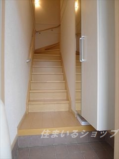 広島市安佐北区可部南１丁目のアパートの玄関|ミラー付き大型シューズボックス