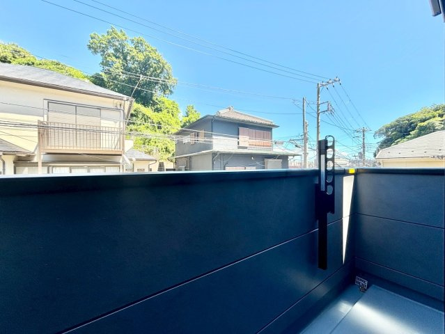 金沢区谷津町新築戸建ての前面道路含む現地写真|閑静な住宅街を望む眺望に陽光が差し込み、穏やかで明るい日常を演出する贅沢な住環境です。