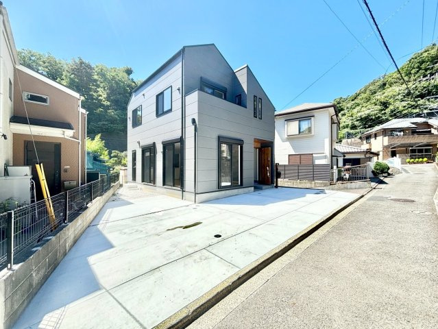 金沢区谷津町新築戸建ての前面道路含む現地写真|駐車2台可・112.98㎡。光と風に包まれる新築戸建で、家族の時間を穏やかに育みます。