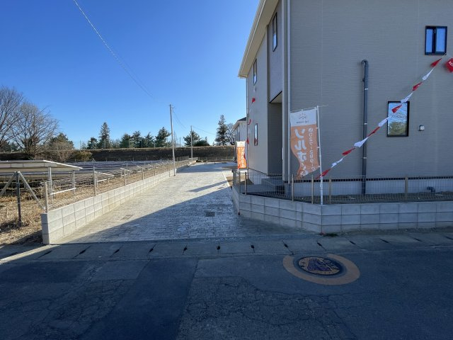 佐波郡玉村町9期（全2棟）1号棟の前面道路含む現地写真