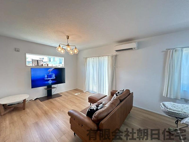 【居間・リビング】 | 南平台築浅中古戸建 | こちらのリビングで趣味の時間をお楽しみください