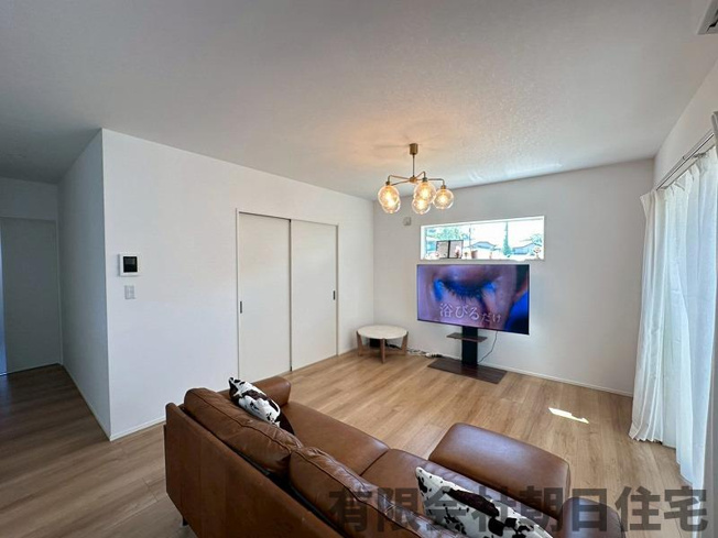 【居間・リビング】 | 南平台築浅中古戸建 | ゆったり過ごせるリビングです