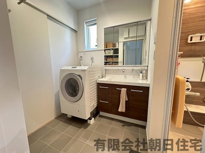 【独立洗面台】 | 南平台築浅中古戸建 | 独立洗面台、朝の身支度には欠かせません