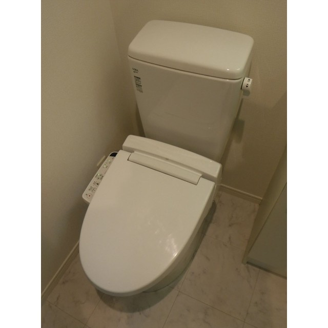 ルクレ西新宿のトイレ|落ち着いた色調のトイレです