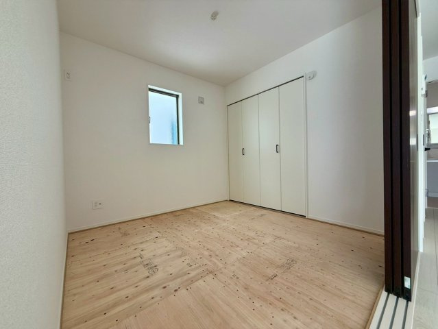 香美市土佐山田町宝町2期5棟 2号棟の洋室|書斎・趣味部屋・リビング横の寝室としても使いやすい間取りです。