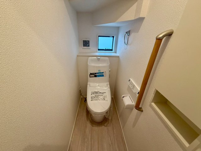 香美市土佐山田町宝町2期5棟 2号棟のトイレ|節水型温水洗浄便座＆手すり付きで安心・快適なトイレ空間。