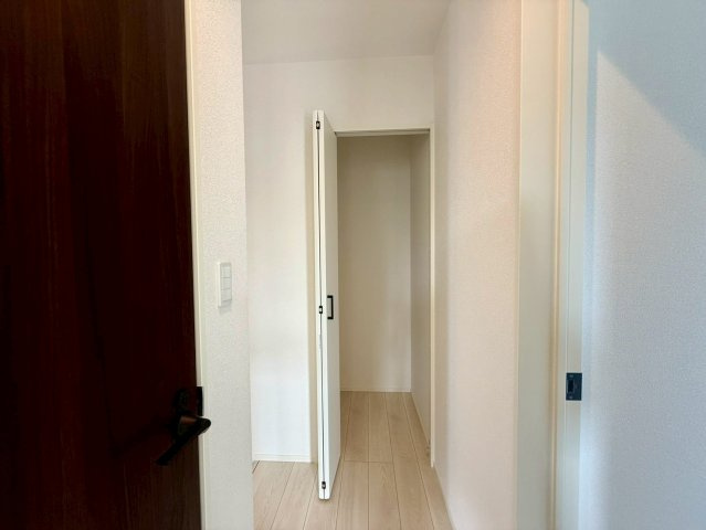 香美市土佐山田町宝町2期5棟 2号棟の収納|2階廊下に収納スペースを設け、洗濯物や寝具、掃除道具などをスッキリ整理。