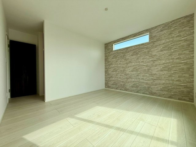 香美市土佐山田町宝町2期5棟 2号棟の洋室|スリット窓から優しい光が入り、プライバシーを保ちながら明るさを確保。静かで心地よい時間を過ごせます。