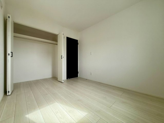 香美市土佐山田町宝町2期5棟 2号棟の洋室|白を基調とした明るい内装で、開放感たっぷりの洋室です。