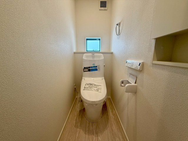 香美市土佐山田町宝町2期5棟 2号棟のトイレ|2階にもトイレを完備。
朝の混雑や夜間の移動もラクに、家族みんなにうれしい便利な設備です。