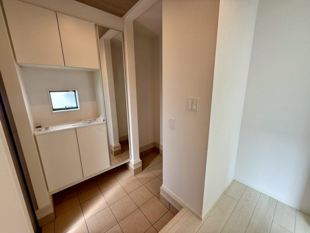 香美市土佐山田町宝町2期5棟 2号棟の玄関|シューズインクローク付きの収納充実玄関。靴やベビーカー、アウトドア用品などもまとめて収納でき、玄関まわりをいつでもスッキリ保てます。