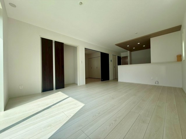 香美市土佐山田町宝町2期5棟 2号棟の居間・リビング|家族みんなが自然と集まる、温もりあふれるリビング空間