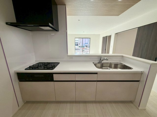 香美市土佐山田町宝町2期5棟 2号棟のキッチン|3口コンロ＆ワイドカウンター採用で同時調理もスムーズ。
忙しい朝も時短で家事がはかどります。