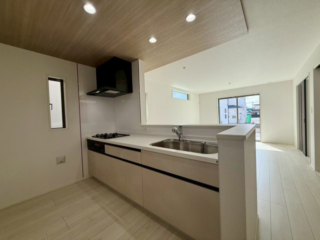 香美市土佐山田町宝町2期5棟 2号棟のキッチン|3口コンロ＆ワイドカウンター採用で同時調理もスムーズ。忙しい朝も時短で家事がはかどります。