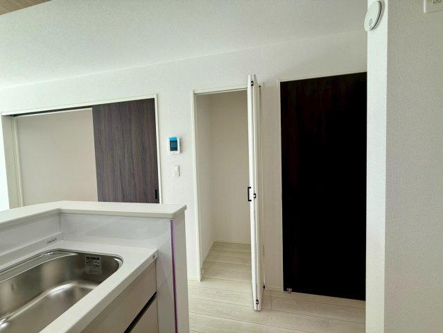 香美市土佐山田町宝町2期5棟 2号棟の収納|便利なパントリー付きで、調味料や日用品のストックもすっきり収納。
生活感を隠しながら、キッチンがいつも片付きます。