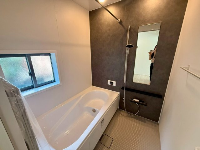 香美市土佐山田町宝町2期5棟 2号棟の浴室|追い焚き機能付きの高断熱浴槽で、いつでも快適なバスタイム。
お湯が冷めにくく、省エネにも優れています。