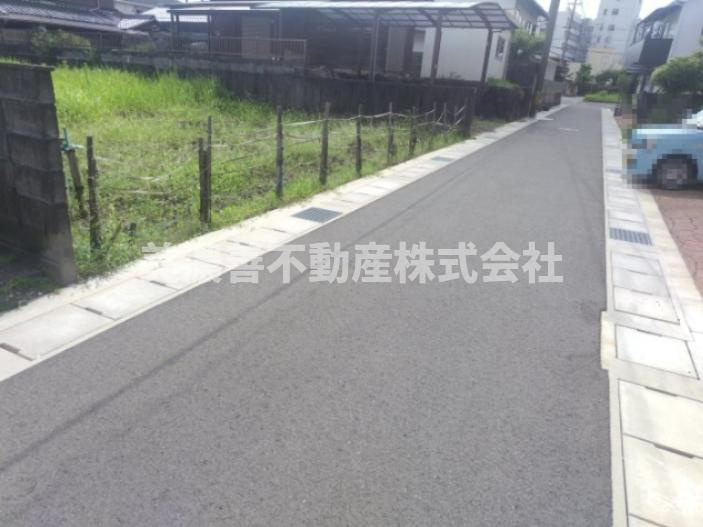 ６５６１２　岐阜市岩倉町土地の前面道路含む現地写真