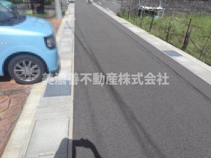 ６５６１２　岐阜市岩倉町土地の前面道路含む現地写真