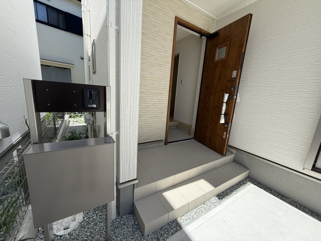 神戸市西区玉津町新方新築戸建9号棟の玄関