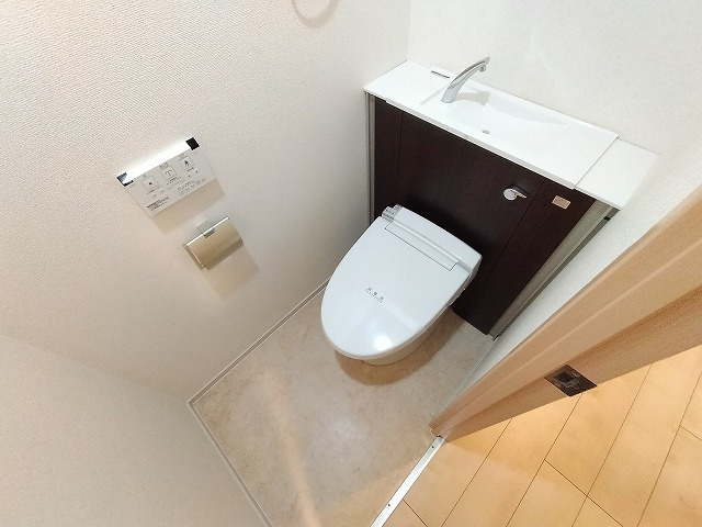 神戸市長田区二葉町７丁目の賃貸マンションのトイレ|タンクレスウォシュレット付