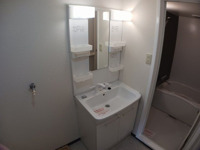 【洗面所】 | コーポ三輪 | ゆったりとスペースのある洗面所