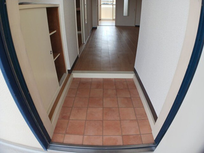 【玄関】 | コーポ三輪 | ゆったりとした玄関です