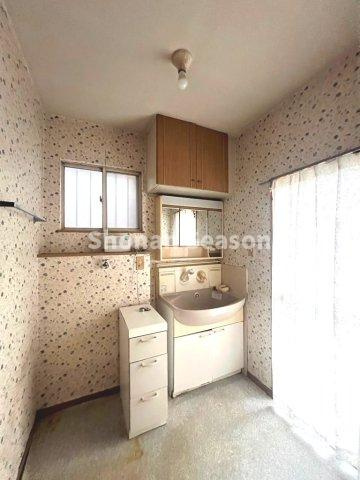 【洗面所】 | 独立洗面台付きで、朝の身支度や帰宅後の手洗いもスムーズに♪