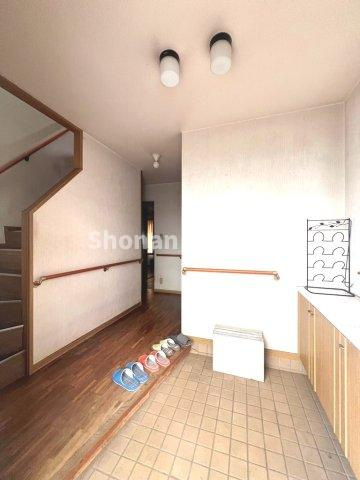 【玄関】 | 開放感のある玄関ホールで、家族やゲストを気持ちよくお出迎えできます♪