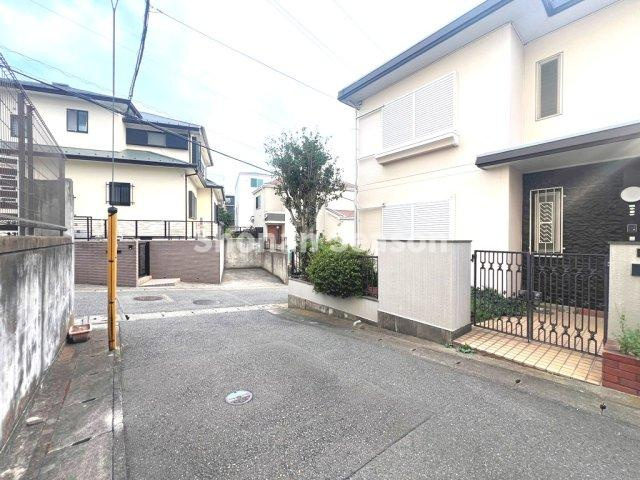 【前面道路含む現地写真】 | 買い物施設が徒歩圏内にあり、毎日の買い物もスムーズ◎　　　　　　　
駅徒歩１１分！電車での移動もしやすいロケーション♪