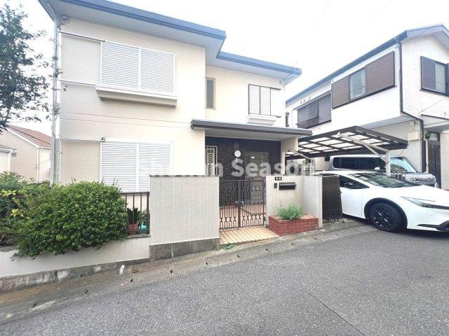 【外観】 | 落ち着いた街並みに調和する、温かみのある外観が印象的な一邸◎
カーポート付き駐車場完備で、大切なお車を雨風から守れます♪