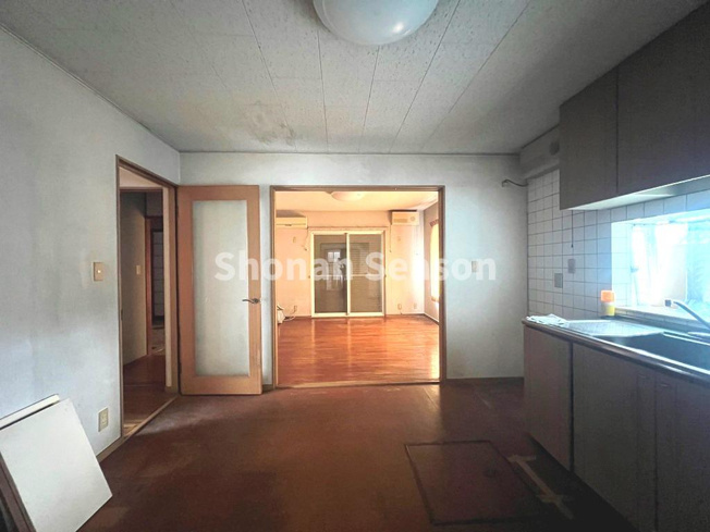 【内装】 | 洋室は引き戸で仕切れるため、来客時の個室使いやリビング拡張にも対応◎