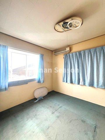 【内装】 | 窓が多く、通風も良好！1日を通して爽やかな空気が流れ込む快適空間。