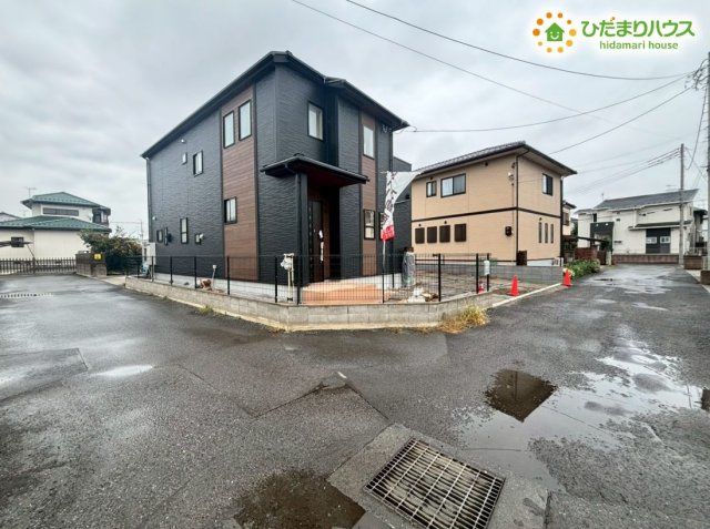 本庄市小島南2丁目　新築一戸建て　ブルーミングガーデン　01の前面道路含む現地写真