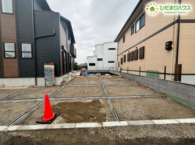 本庄市小島南2丁目　新築一戸建て　ブルーミングガーデン　01の駐車場