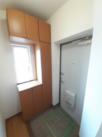 ミレニアムパークＡの玄関|収納もある玄関です