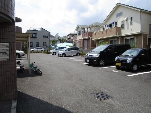 パークヒルズ三部の駐車場