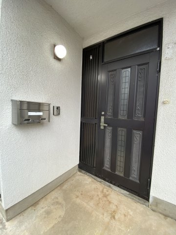 【玄関】 | 白岡市彦兵衛　中古戸建 | 賃貸入居前2024年10月頃の写真となります。