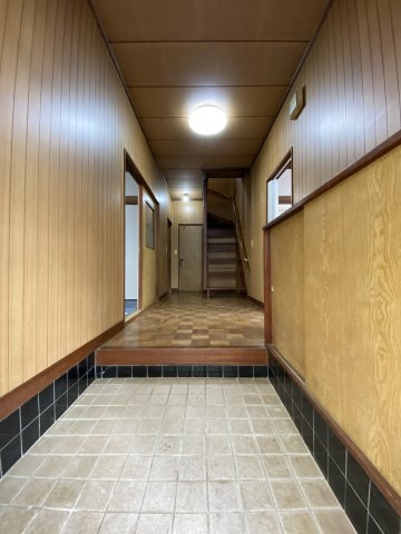 【玄関】 | 白岡市彦兵衛　中古戸建 | 賃貸入居前2024年10月頃の写真となります。