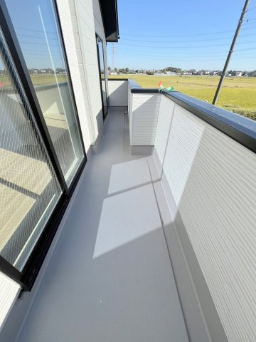 吉川市新栄1丁目　新築戸建　全1棟のバルコニー|南向きバルコニーにて日当たり良好