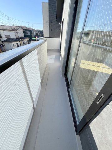 吉川市新栄1丁目　新築戸建　全1棟のバルコニー|南向きバルコニーにて日当たり良好