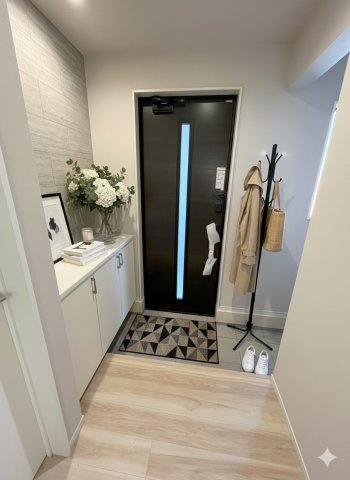 吉川市新栄1丁目　新築戸建　全1棟の玄関|現況の物件写真にCGによる画像処理を行っています。家具、家電、小物、カーテン等はイメージはCGです。